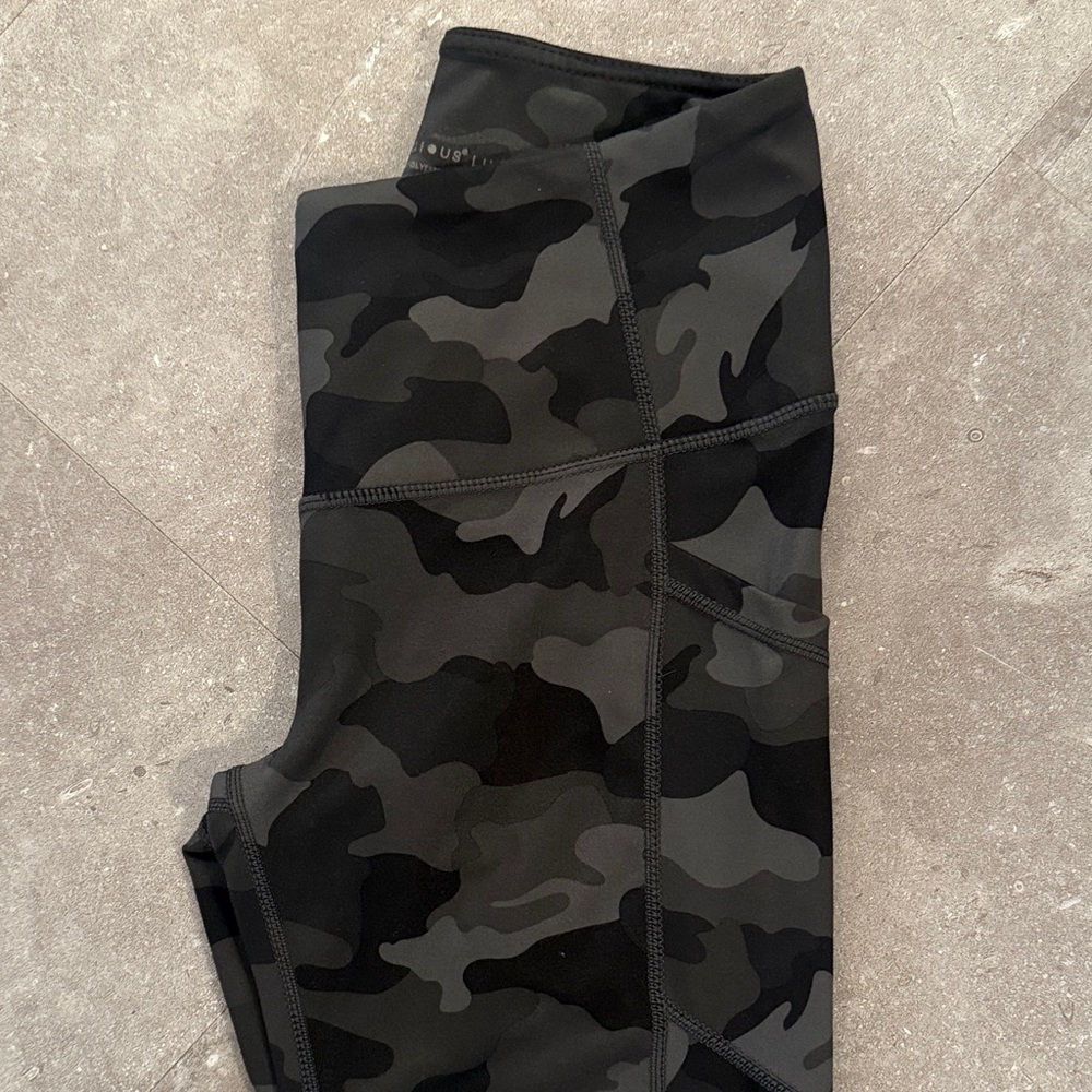 Yogalicious Women’s Black Gray Camo Capri Leggings Size Small - Picture 2 of 7